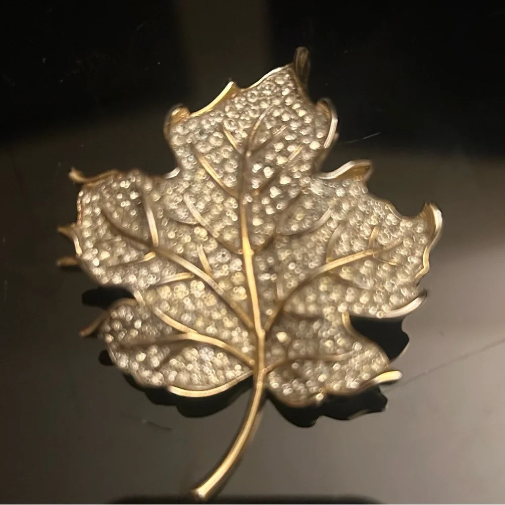 1960s Trifari Leaf Brooch - Picture 2 of 3